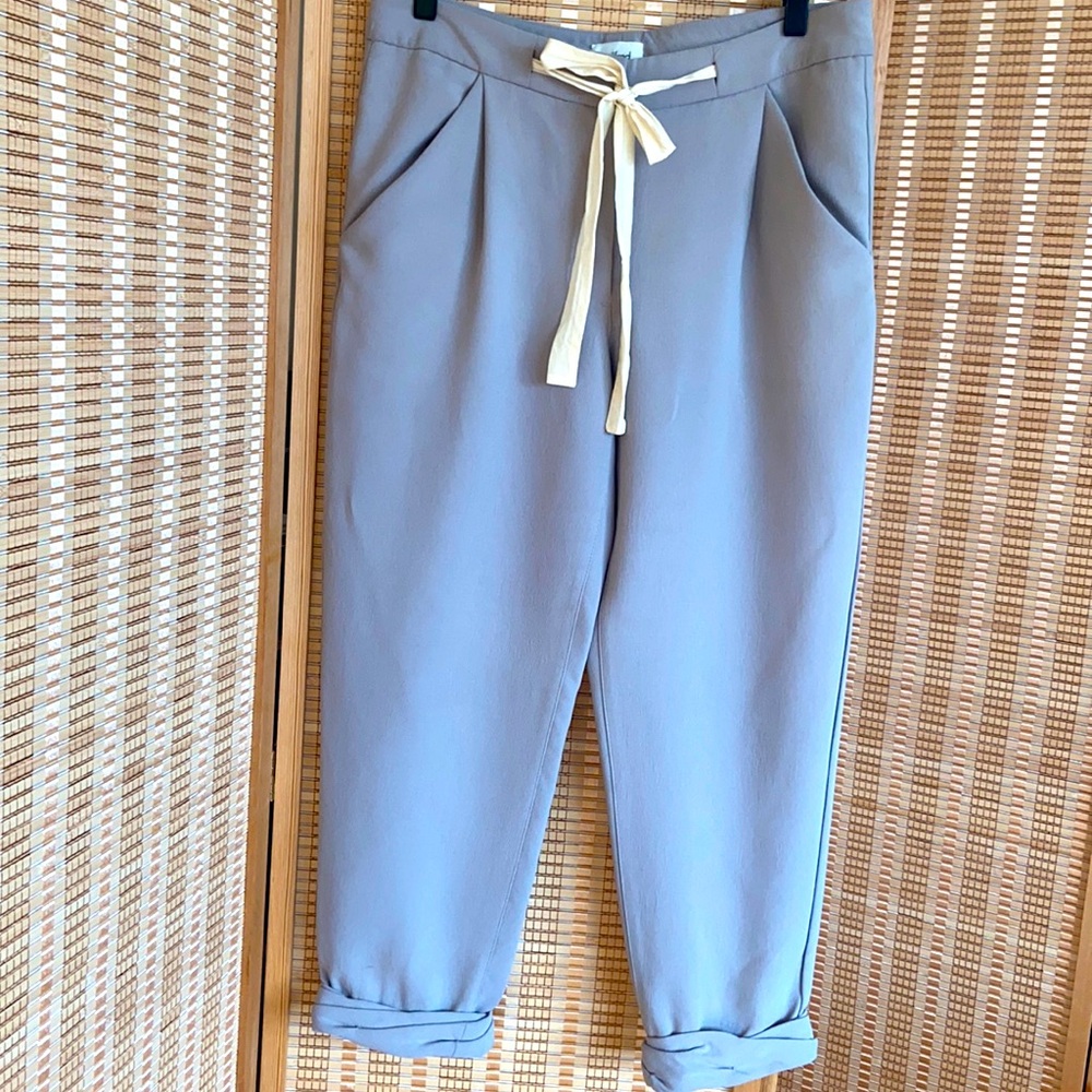 Aritzia Wilfred crêpe canvas cropped ankle trousers, tie, front pockets gray M